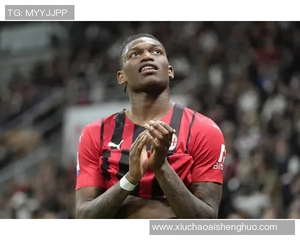 突然抱住足球明星,粉丝狂欢瞬间引爆社交媒体热议 突然抱住足球明星,粉丝狂欢瞬间引爆社交媒体热议