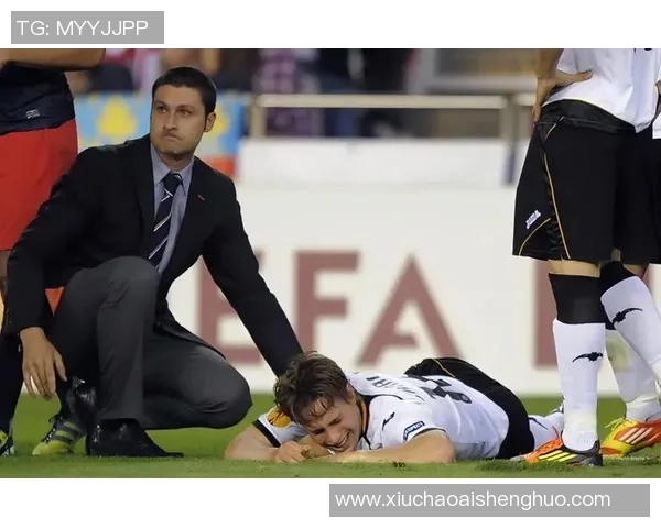 十字韧带受伤困扰足球巨星的复出之路与挑战解析 十字韧带受伤困扰足球巨星的复出之路与挑战解析